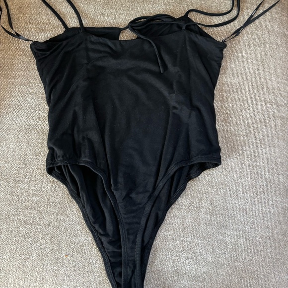 Forever 21 key hole bodysuit black - Picture 5 of 5